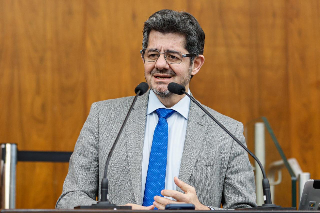 Tiago Simon discursando no plenário da Assembleia Legislativa